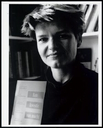 Auteur Annemiek Meinen met haar boek: Een kwestie van macht: strategiëen van vrouwen tegen seksueel geweld (1992) 1992