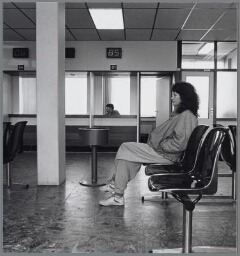 Vrouw bij de gemeentelijke sociale dienst. 1988