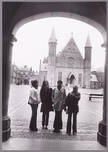 Eunice Beruwa, Fadim Nabe, Isabel Sebastiaô en Maria Gabrel (v.l.n.r.) tijdens een uitje naar het Binnenhof 2002