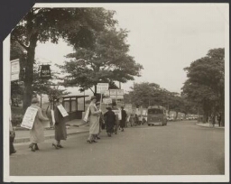 Demonstratie van vrouwen voor 'Governement & Peace' 1935 ?