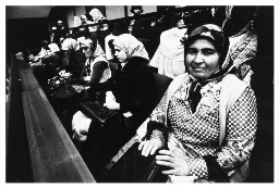 Allochtone vrouwen, met hoofddoeken, tijdens een bijeenkomst. 198?