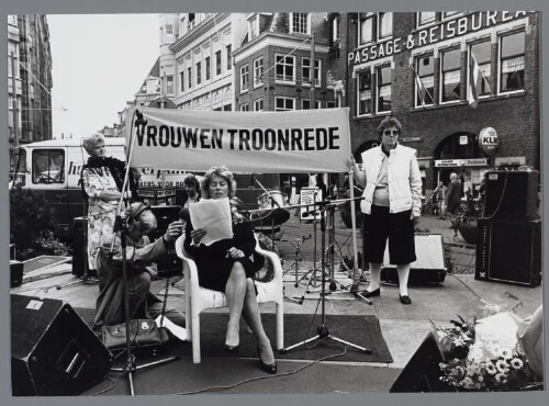 Tijdens prinsesdag spreekt Edda Barends in een actie de 'Vrouwentroonrede' uit. 1986