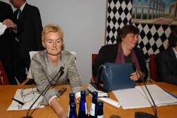 Kitty Rozemond (l.) en Astrid Jongerius van het FNV tijdens het najaarsoverleg van de SER. 2003
