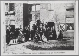 De tuinbouwschool voor meisjes 'Huis te Lande' te Rijswijk: groep leerlingen, ondewijzeressen en directrice. 1917