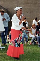 Lina Domacasse, eigenaar van Salsa school en café Amanné op de 'Onder de boom' conferentie over leefbaarheid tussen Antillianen en anderen in de wijk Meijhorst. 2002