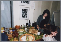 De catering tijdens een ZamiCasa, bijeenkomst van Zami, over integratie 2003
