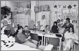 Vrouwenkamer in het asielzoekers centrum. 1999