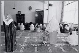Moslimvrouwen bidden in de vrouwenafdeling van de moskee. 2001