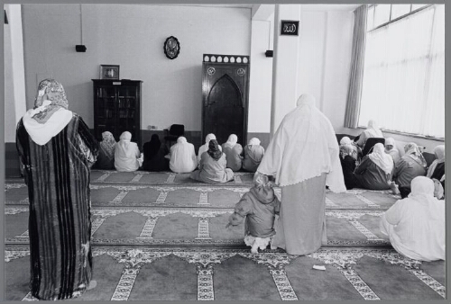 Moslimvrouwen bidden in de vrouwenafdeling van de moskee. 2001