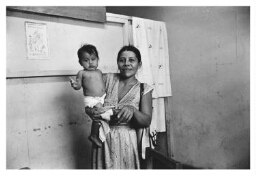 Vrouw met haar kind in een ziekenhuis. 1984