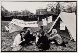 'Blutmeiden' zetten een tentenkamp op voor meer geld en huizen 1983