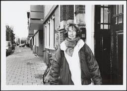 Fotograaf Joke van Vlijmen voor de artotheek aan de 3e Oosterparkstraat in Amsterdam 1998
