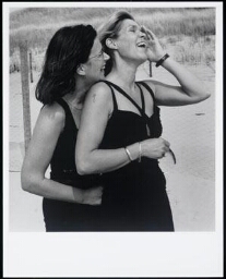 Portret van van Ina (links) en Margreet (rechts) op het strand 1996