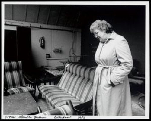Vrouw in een winkel met tweedehands meubelen 1983