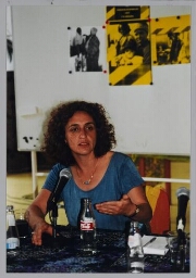 Farah Karimi (Tweede Kamerlid Groen Links) tijdens Café Zamicasa over beeldvorming en vreemdelingenbeleid. 1999