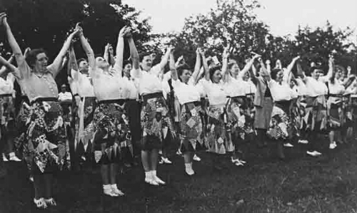 Oefenen voor het defilé van de Nationale feestrok in Den Haag op 2 sept 1948