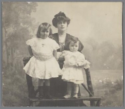 Studioportret van moeder met twee kinderen 1904