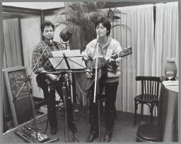 Muziek van Bertie Raadgever en Vera Goedhart tijdens de presentatie van Noordzee Blues in café Schlemmer 1985