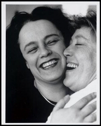 Twee lachende vrouwen 1995