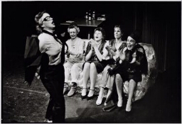 'Vrouwentheater' speelt  'Achter de rug'. 1984