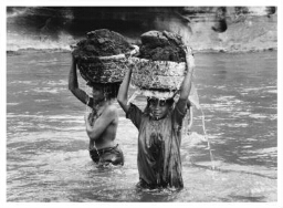 Balinese dorpsvrouwen halen zand voor de wegenbouw. 1981