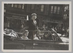 Groepsportret met vier vrouwen in cabrio 1949