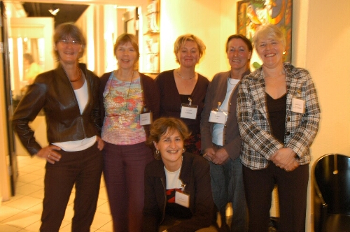 V.l.n.r.: Marjet Douze (IIAV), Anja van Oostrom (producent), Ingrid Verver (IIAV), Rinske Bosch (regisseuse), Tilly Vriend (IIAV) en Lin McDevitt-Pugh (IIAV) tijdens de premiere van de film 'Password Women' 2004