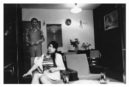 Fabrieksarbeidster uit Joegoslavië met haar man in de huiskamer. 1977