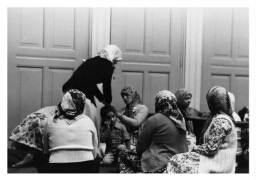 Turkse vrouwen in de moskee tijdens de Ramadan (vastenmaand). 1976