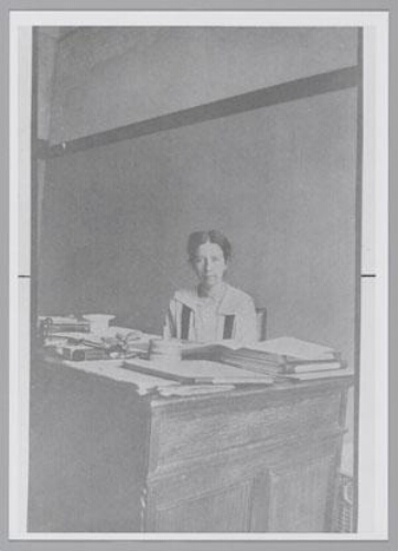 Clara Wichmann aan haar bureau bij het Bureau voor Statistiek. 1920
