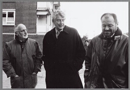 Premier Wim Kok tijdens zijn bezoek aan de Indische buurt in Amsterdam 1998