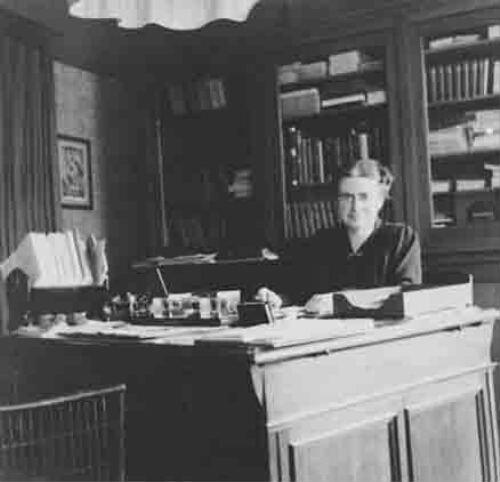 Johanna Westerdijk achter haar bureau 1942?