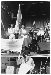 Tijdens de Wereldvrouwenconferentie houdt Domitila Barrios de Chungera een toespraak, waarin ze oproept tot solidariteit met Boliviaanse vrouwen en het volk en tegen de militaire coup in haar land.Tijdens een festival spelen muzikanten het Boliviaanse volkslied. 1980