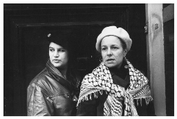 Violet, prostituée in ruste, met haar Engelse vriendin/collega Eva (=Georgie) op weg naar een politieke bijeenkomst, zij maakt zich sterk voor de erkenning van het beroep prostituée en ijvert voor de oprichting van een vakbond. 1981