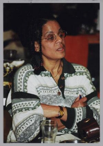 Polly Levens tijdens het bezoek van Siegmien Staphorst aan  Zamicasa (eet- en activiteitencafé van Zami) georganiseerd in samenwerking met Stichting Ondersteuning Nationale Vrouwen Beweging in Suriname (SONVBS). 2000