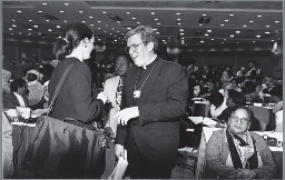 Een vertegenwoordiger van het Vaticaan 'lobbyt' in de maincourt waar de officiële delegaties zitten tijdens de wereldvrouwenconferentie in Beijing. 1995