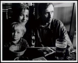 Vader, moeder en zoon in het café 1995