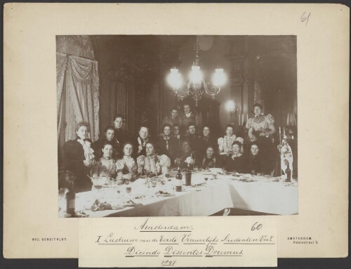 Groepsportret ter gelegenheid van het 5-jarig bestaan van de eerste Amsterdamse dames studenten vereniging Dicendo, Docentus, Docemus (DDD) 1897