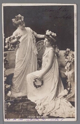 Twee vrouwen in 'Griekse gewaden', met bloemenkransen in hun handen, staan bij een stenen bankje 190?