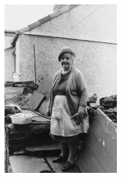 Een vrouw uit Wales bij haar wasmand. 1978