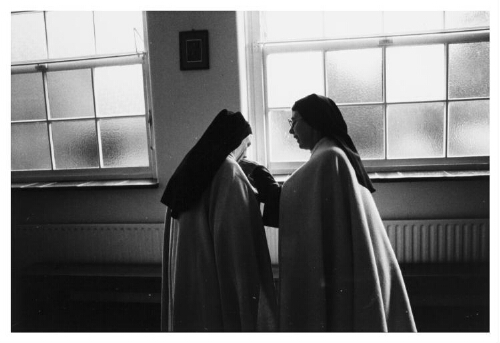 Twee zusters (Carmelitessen) in het voorkoor. 1983