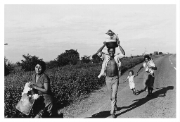Na het werk op het land in Nicaragua moeten de arbeiders lopend en liftend naar huis. 1984