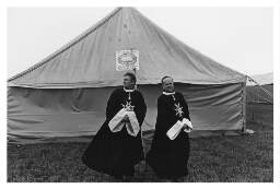 Malthezer Ridders en hun dames nemen jaarlijks zieken mee op bedevaart naar Lourdes, Frankrijk 1985