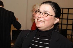 Emine Bozkurt (PvdA) tijdens het debat 'Discriminatiebestrijding in Europa: klaar? Af!' 2004