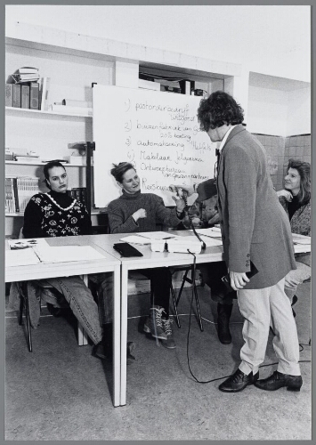 Opleiding medewerkers internationale telediensten aan de Lena de Graafschool. 1996