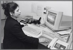 'Toeleiding' tot de arbeidsmarkt, zwarte vrouw aan het werk achter een computer. 1998