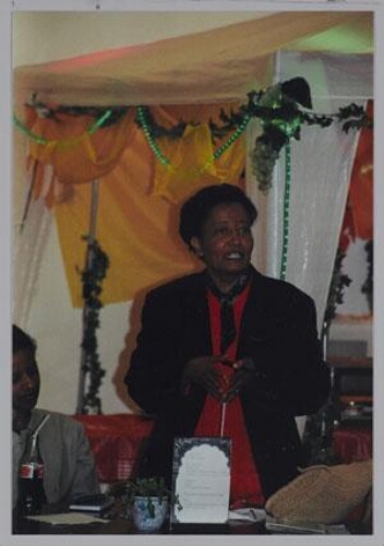 Lydia Booy (vluchtelingen vrouwenorganisatie) tijdens een ZamiCasa met als thema: zmv-vrouwen & ondernemerschap. 2001