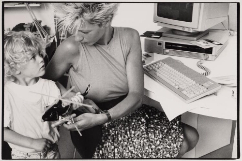 Combineren moederschap en thuisarbeid. 1988