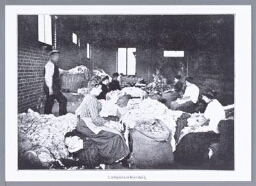 Vrouwen werkzaam in een lompensorteerderij met een opzichter. 190?