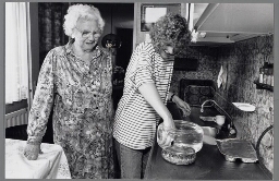 Thuiszorg aan het werk bij oudere vrouw. 1991